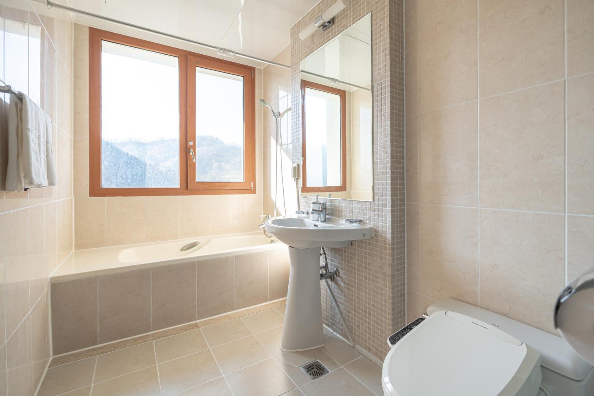 Elysian Gangchon Resort Chuncheon Bagian luar foto